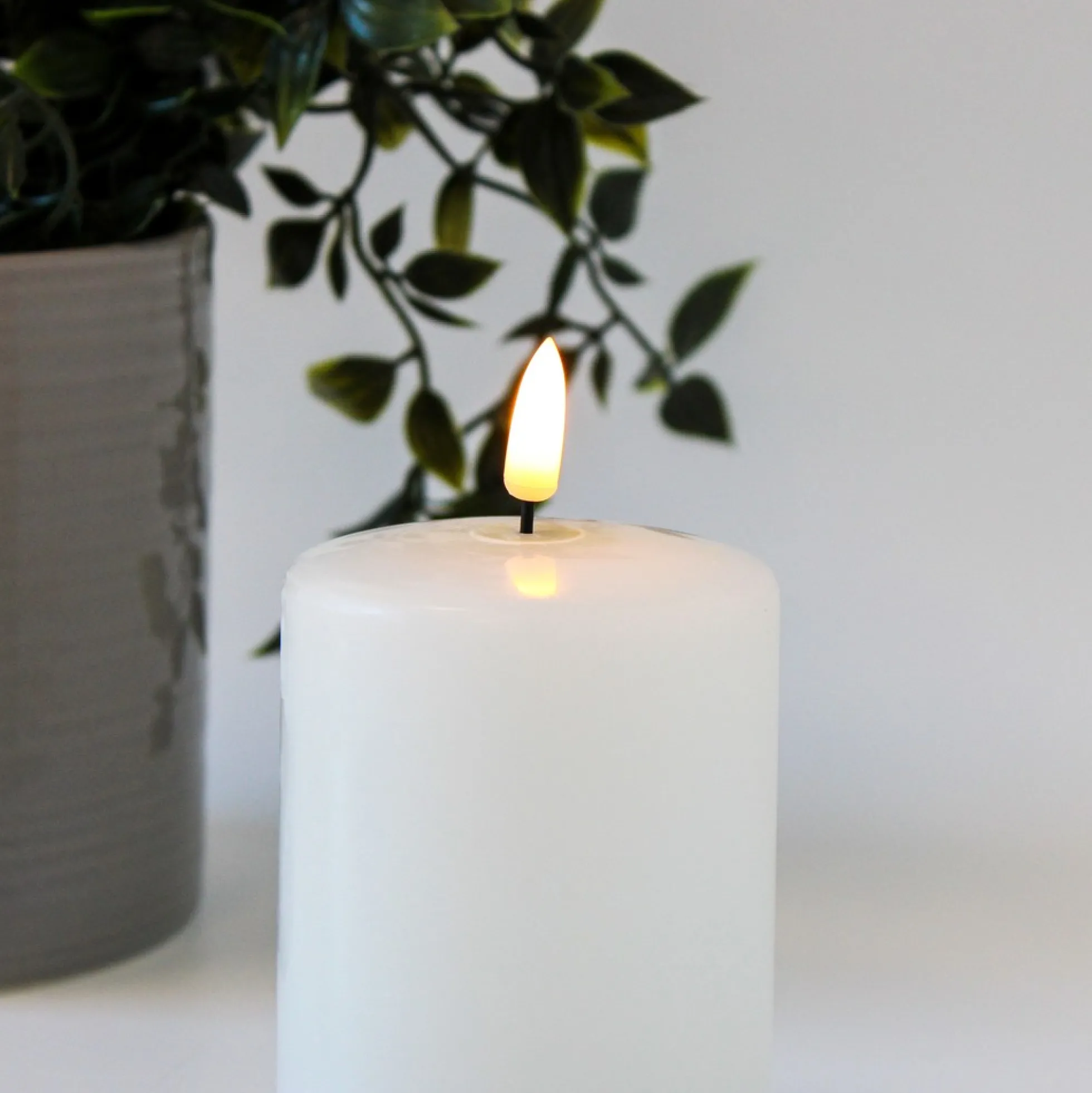 LED bloklys med smeltet look og flammeeffekt, 10 cm, Ø7,5 cm, inkl. fjernbetjening