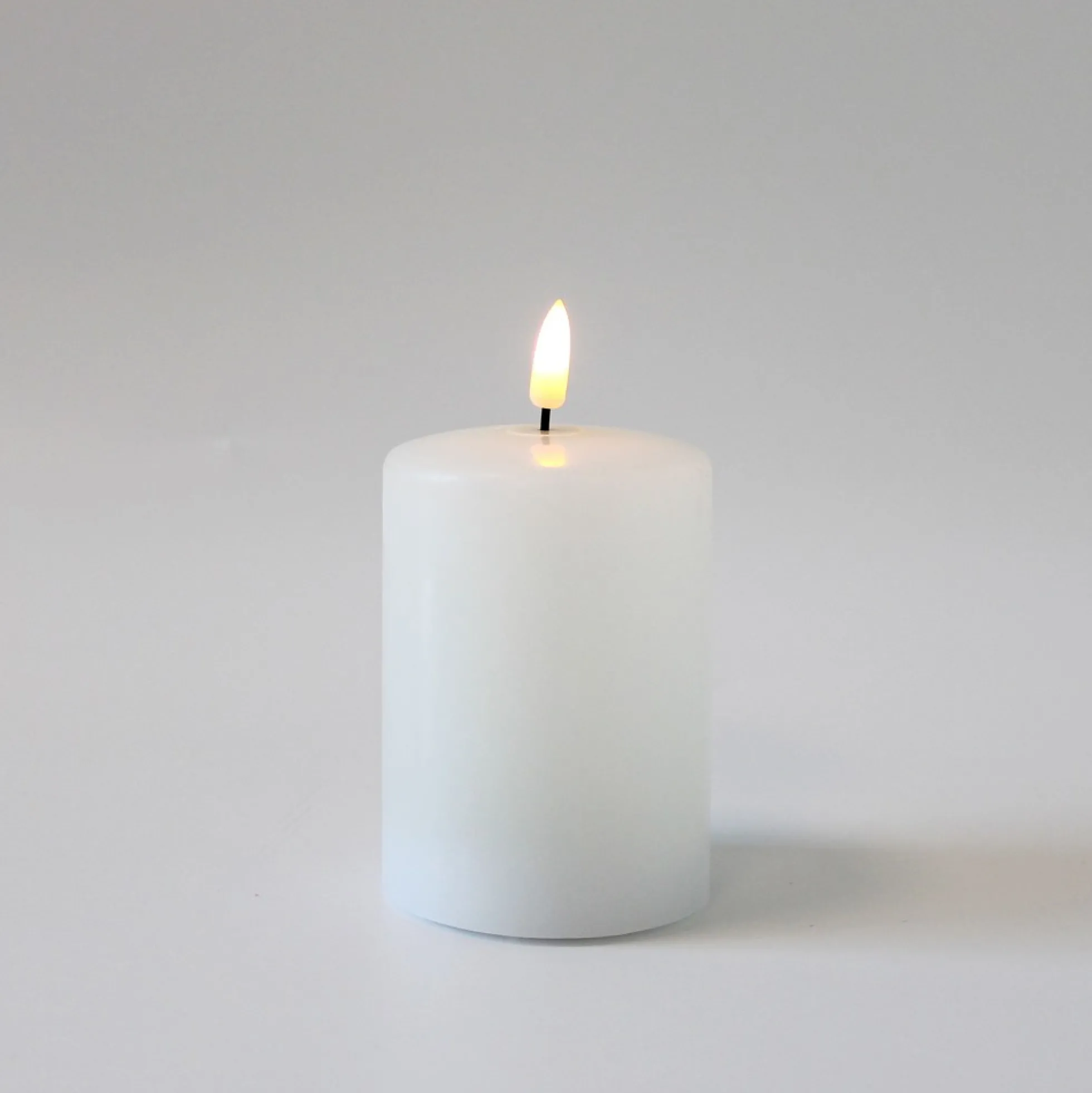 LED bloklys med smeltet look og flammeeffekt, 10 cm, Ø7,5 cm, inkl. fjernbetjening