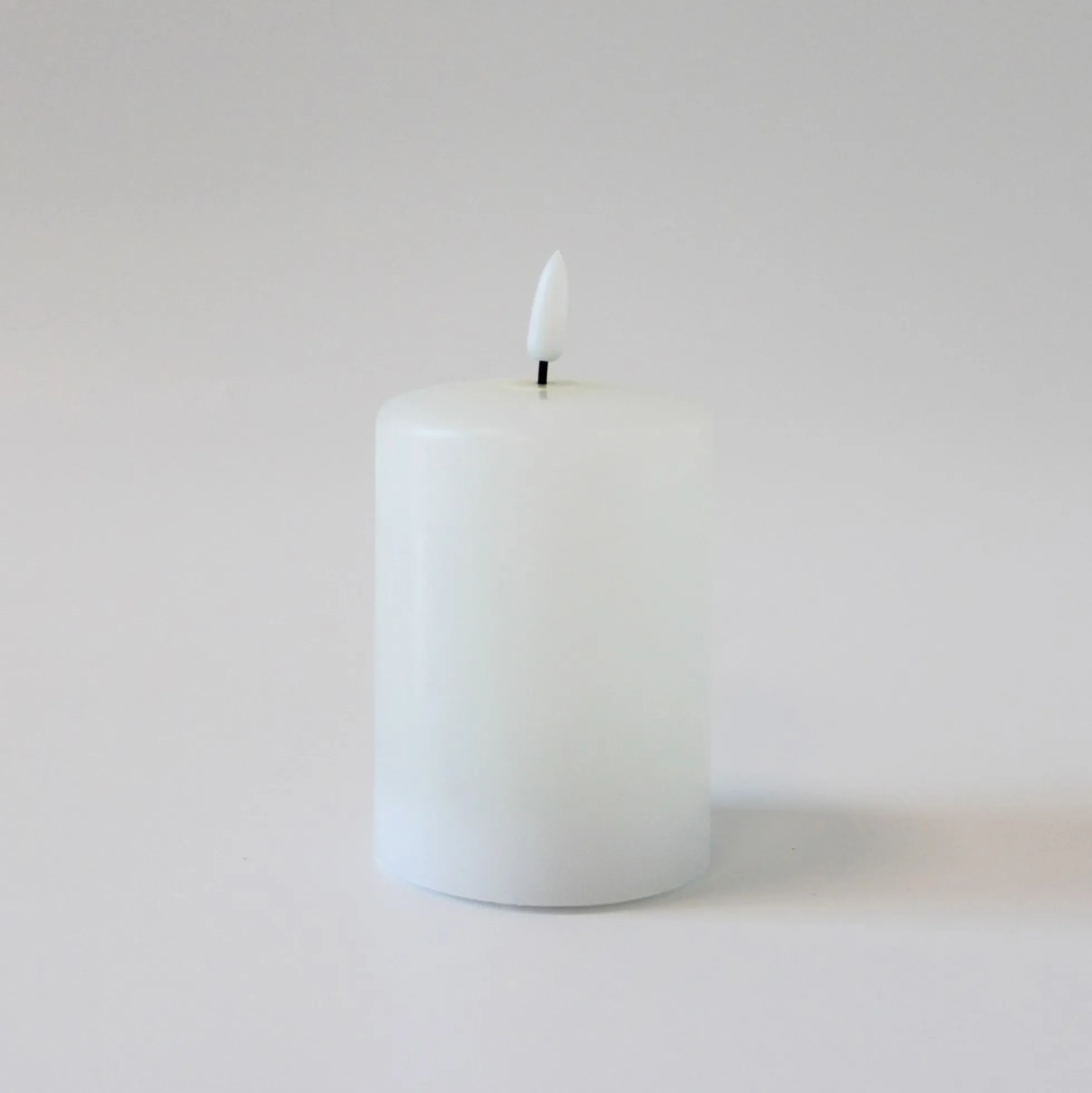 LED bloklys med smeltet look og flammeeffekt, 10 cm, Ø7,5 cm, inkl. fjernbetjening