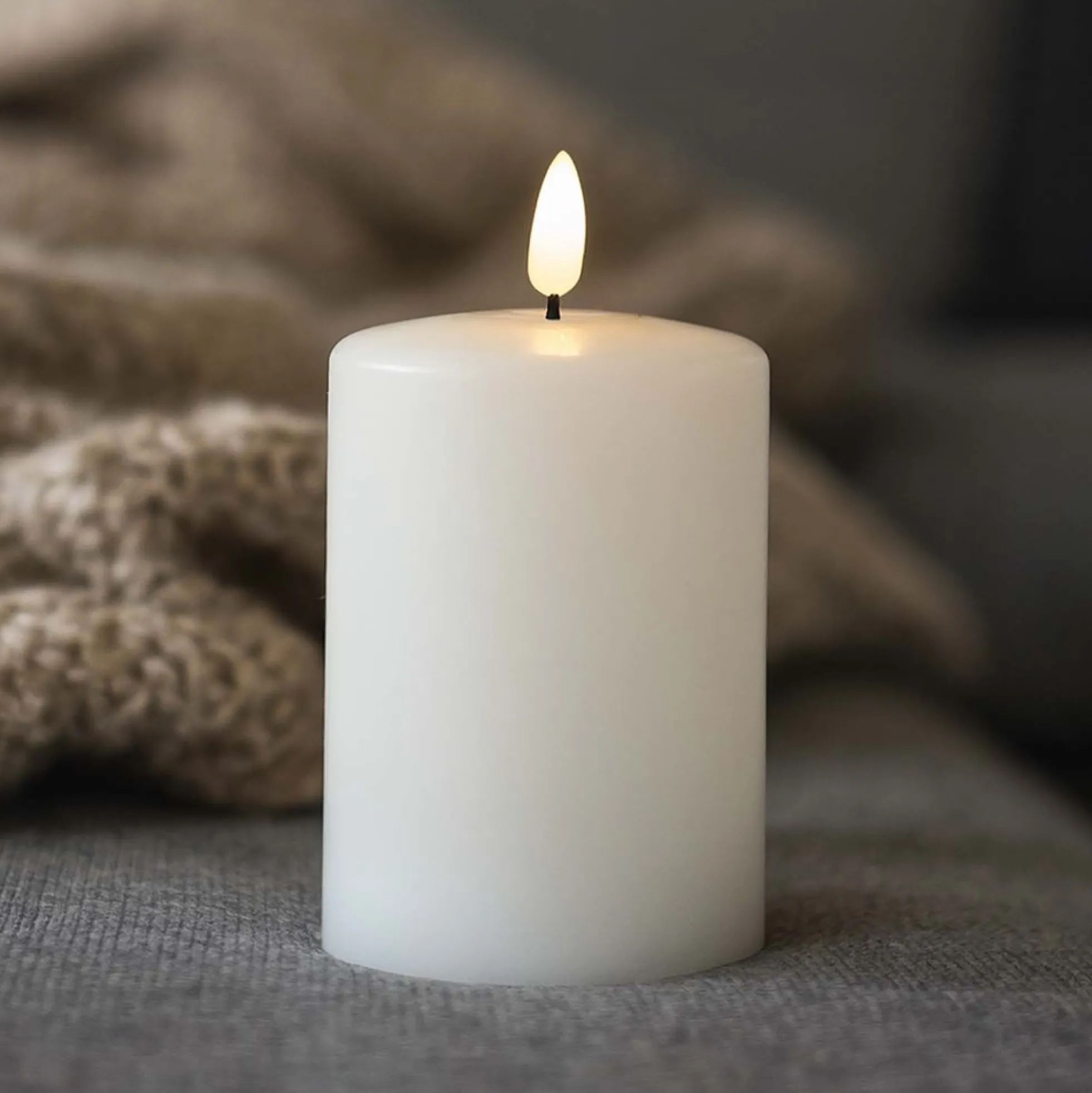 LED bloklys med smeltet look og flammeeffekt, 10 cm, Ø7,5 cm, inkl. fjernbetjening