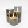 LED bloklys sæt i gråtonet glas med flammeeffekt, Ø7,5 cm, 3 stk - Inkl. fjernbetjening, timer, højde 10/12,5/15 cm