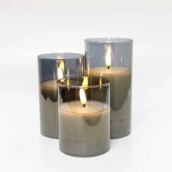 LED bloklys sæt i gråtonet glas med flammeeffekt, Ø7,5 cm, 3 stk - Inkl. fjernbetjening, timer, højde 10/12,5/15 cm