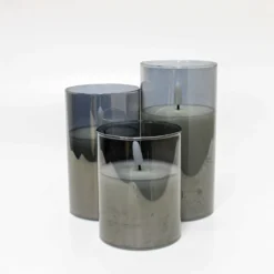LED bloklys sæt i gråtonet glas med flammeeffekt, Ø7,5 cm, 3 stk - Inkl. fjernbetjening, timer, højde 10/12,5/15 cm
