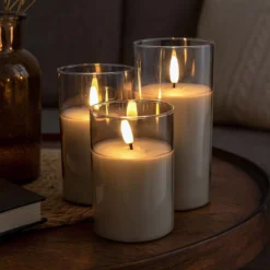 LED bloklys sæt i gråtonet glas med flammeeffekt, Ø7,5 cm, 3 stk - Inkl. fjernbetjening, timer, højde 10/12,5/15 cm