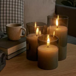 LED bloklys sæt i gråtonet glas med flammeeffekt, Ø7,5 cm, 3 stk - Inkl. fjernbetjening, timer, højde 10/12,5/15 cm