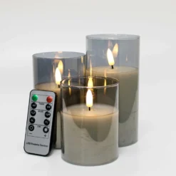 LED bloklys sæt i gråtonet glas med flammeeffekt, Ø7,5 cm, 3 stk - Inkl. fjernbetjening, timer, højde 10/12,5/15 cm