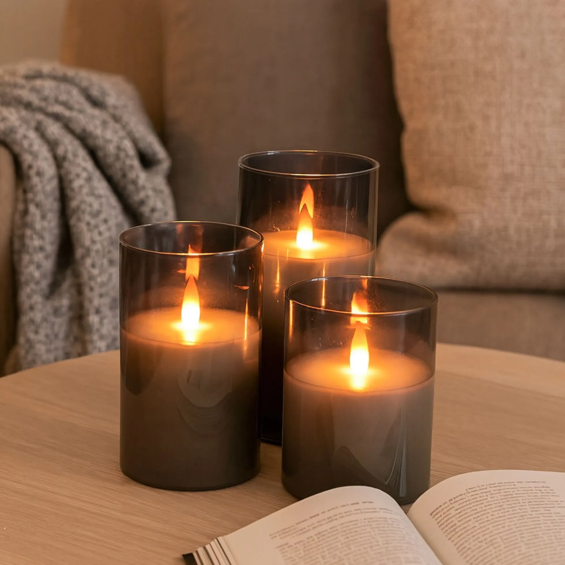 LED Bloklys sæt i røgfarvet glas Ø7,5cm, 3 stk, med flammeeffekt - Inkl. fjernbetjening og timer, 10/12,5/15cm høj, ægte stearin - LEDlife