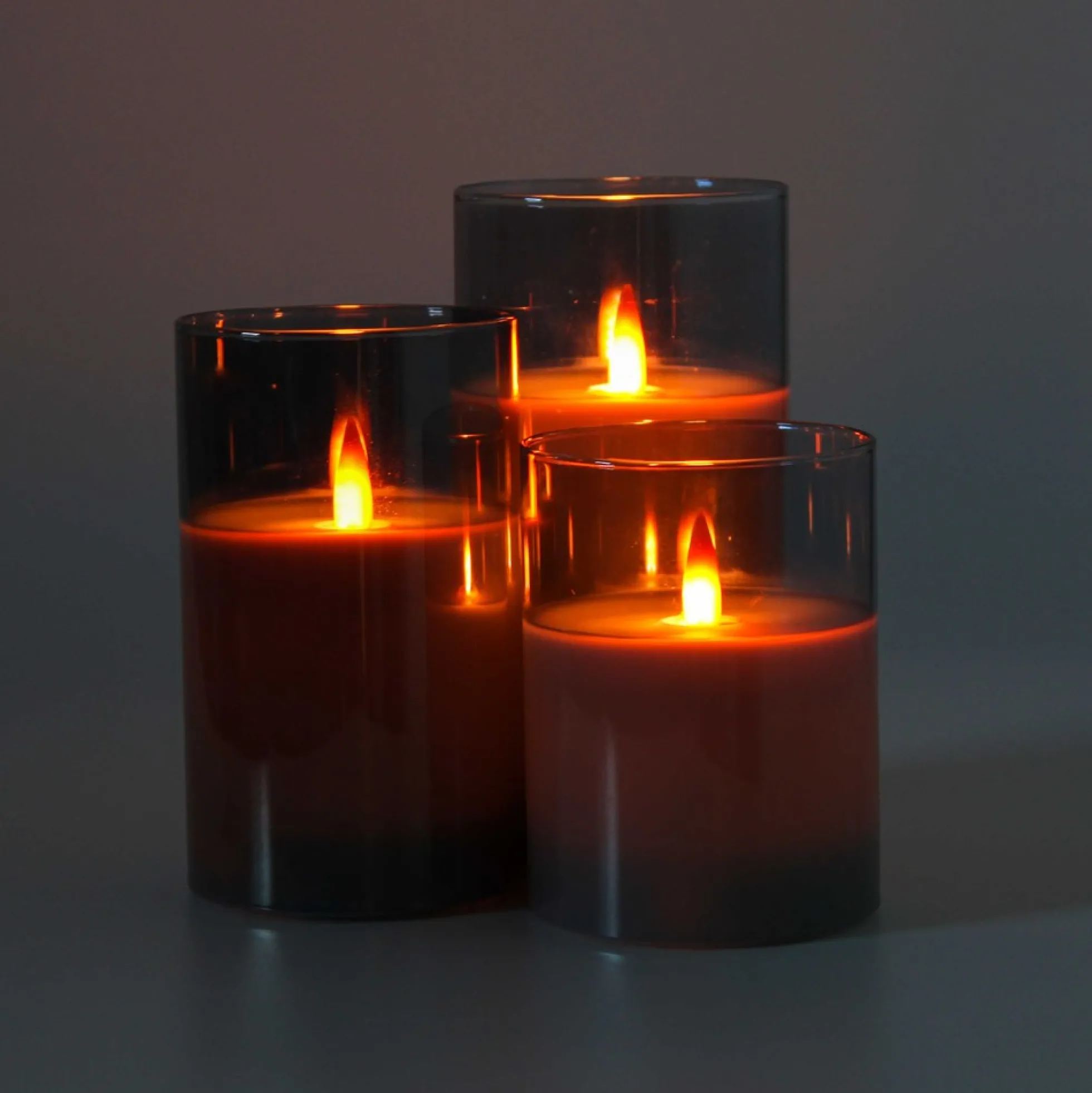LED Bloklys sæt i røgfarvet glas Ø7,5cm, 3 stk, med flammeeffekt - Inkl. fjernbetjening og timer, 10/12,5/15cm høj, ægte stearin - LEDlife