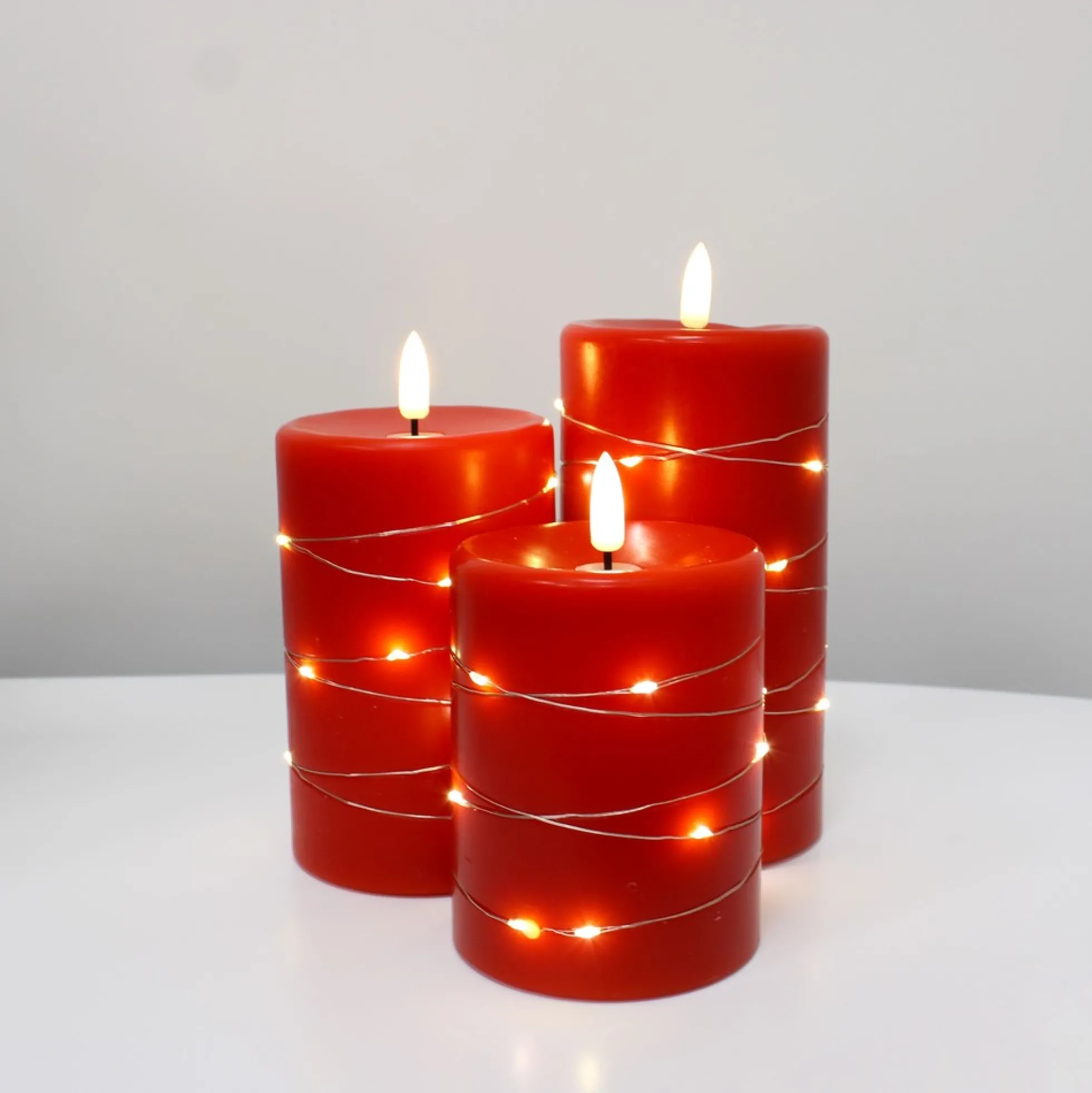 LED bloklys sæt med flammeeffekt og lyskæde, rød, Ø7,5 cm, 10/12,5/15 cm, fjernbetjening, timer, ægte stearin