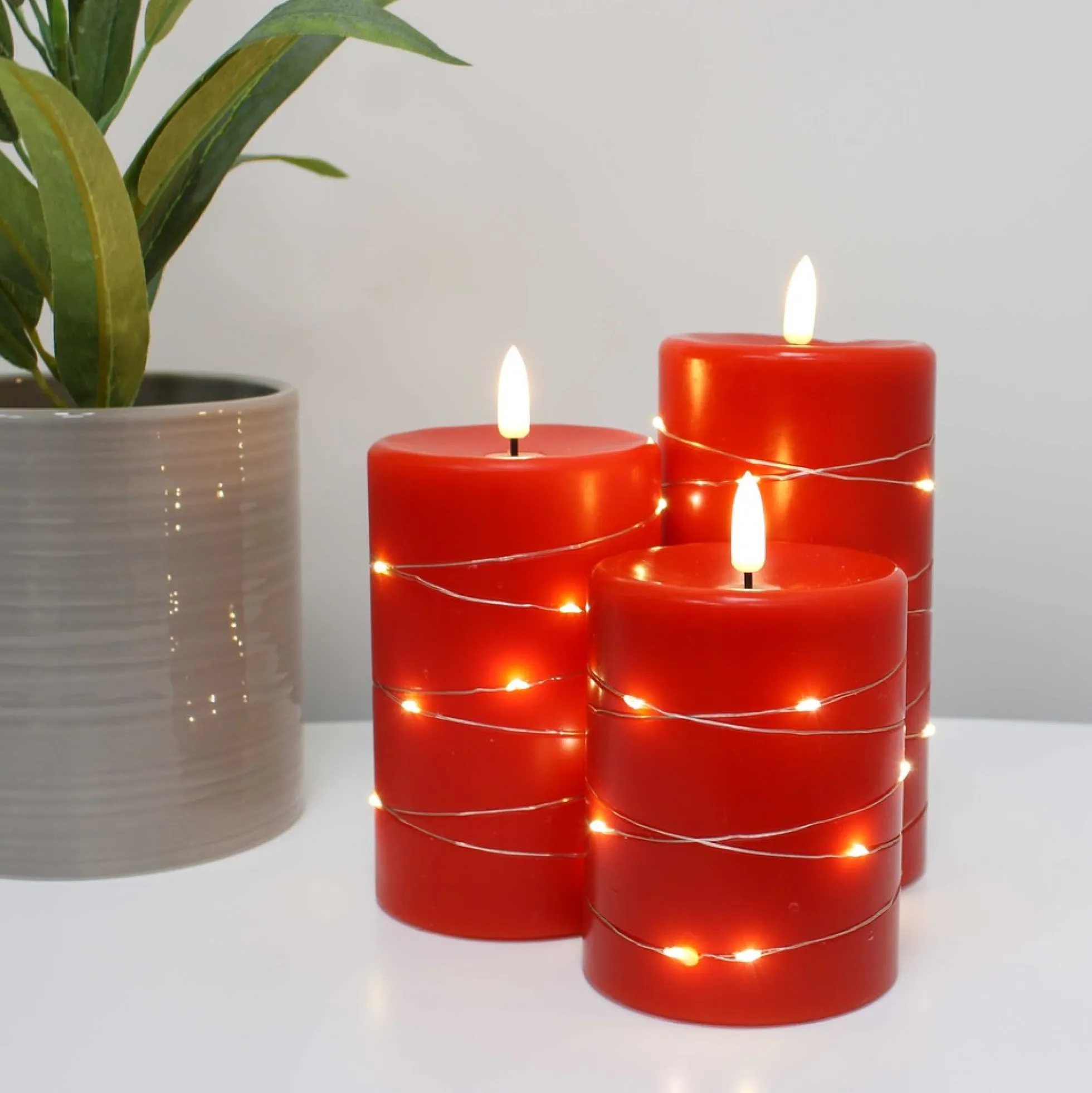 LED bloklys sæt med flammeeffekt og lyskæde, rød, Ø7,5 cm, 10/12,5/15 cm, fjernbetjening, timer, ægte stearin
