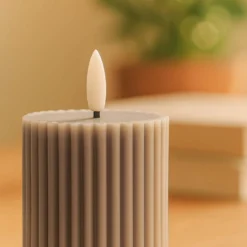 LED Timeglas lys, 23 cm høj, med flammeeffekt i grå - Ø7,5 cm, fjernbetjening, timer og ægte stearin
