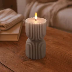 LED Timeglas lys med flammeeffekt, grå, 13,5 cm høj, Ø7,5 cm, fjernbetjening, timer, ægte stearin