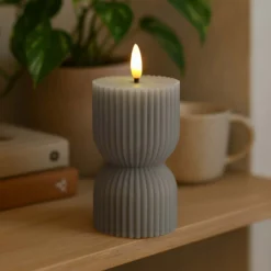 LED Timeglas lys med flammeeffekt, grå, 13,5 cm høj, Ø7,5 cm, fjernbetjening, timer, ægte stearin