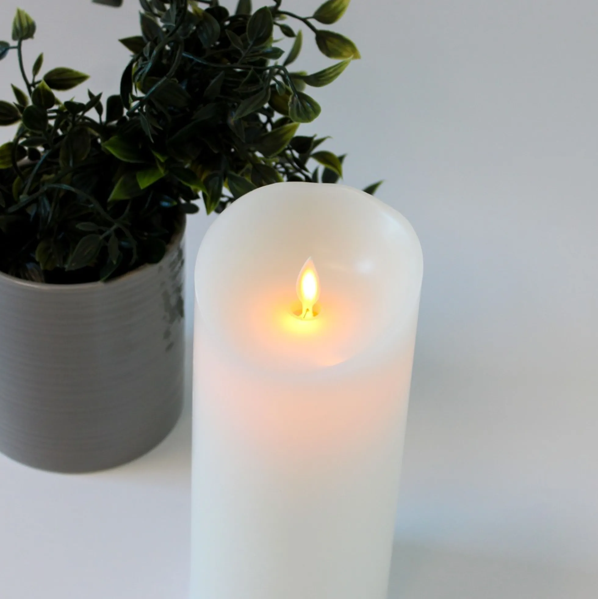 LED XL Bloklys med flammeeffekt og fjernbetjening, hvid, Ø10 cm, 22,5 cm høj, timer, ægte stearin