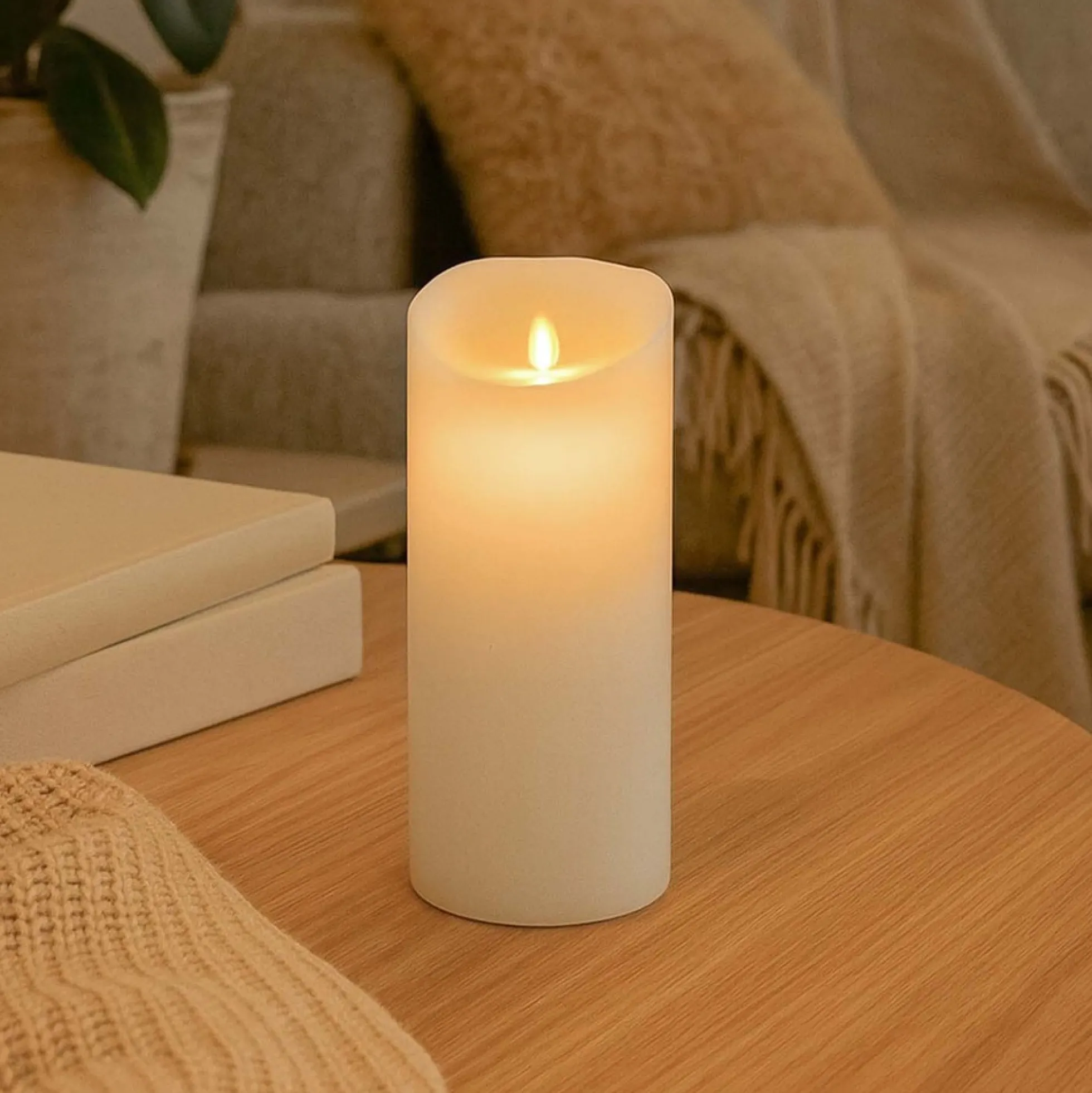 LED XL Bloklys med flammeeffekt og fjernbetjening, hvid, Ø10 cm, 22,5 cm høj, timer, ægte stearin