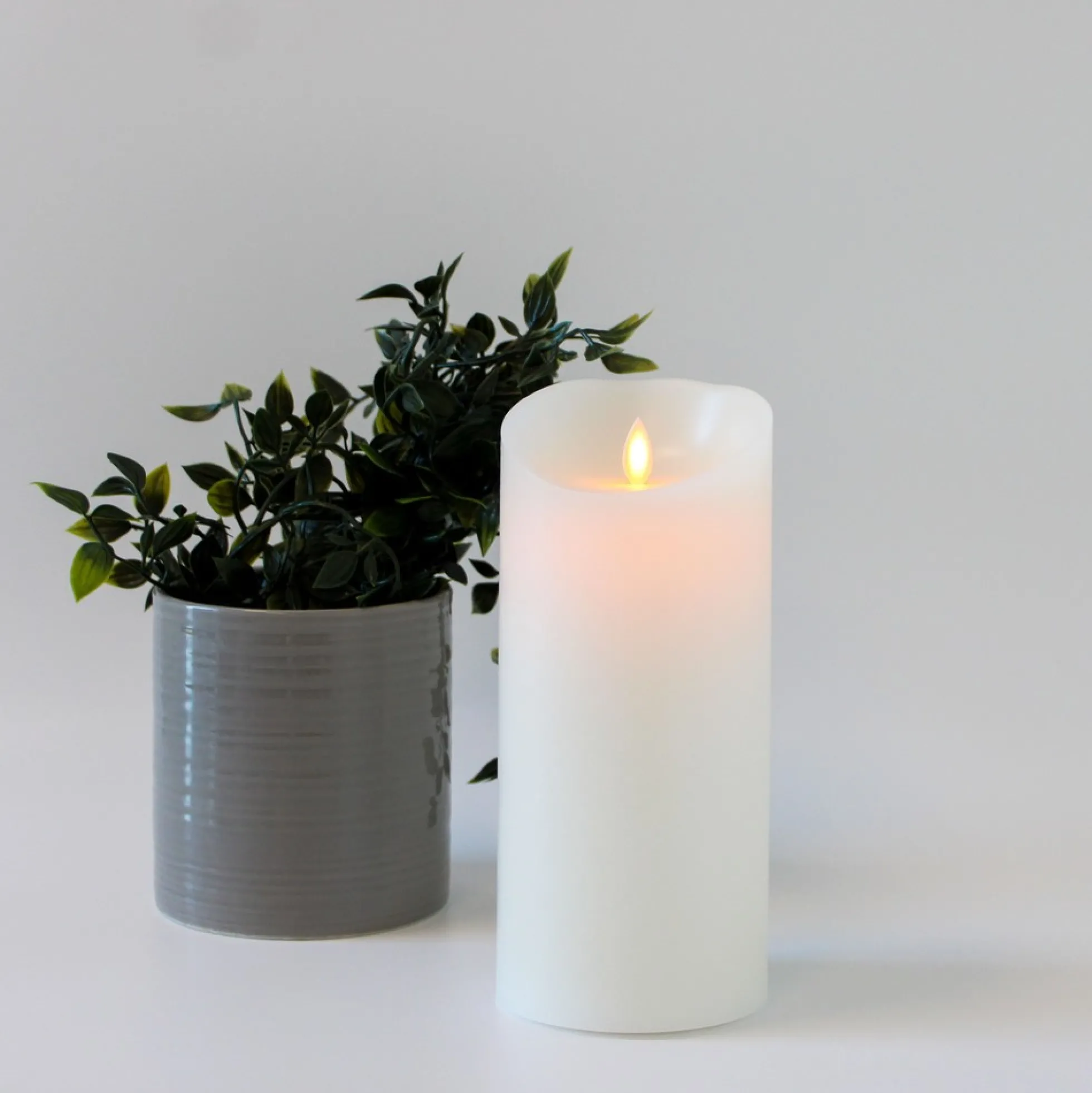LED XL Bloklys med flammeeffekt og fjernbetjening, hvid, Ø10 cm, 22,5 cm høj, timer, ægte stearin