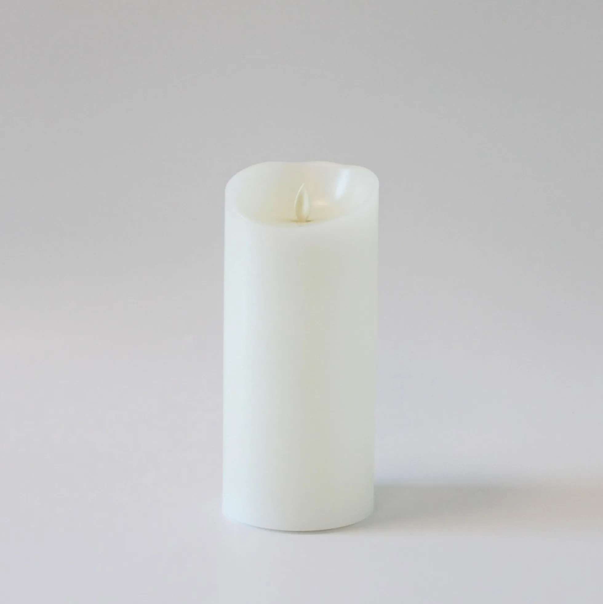LED XL Bloklys med flammeeffekt og fjernbetjening, hvid, Ø10 cm, 22,5 cm høj, timer, ægte stearin