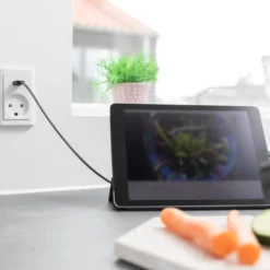 LK FUGA®, Stikkontakt med jord og USB-C-lader (2100mA ladestrøm), 1½ modul – Lauritz Knudsen