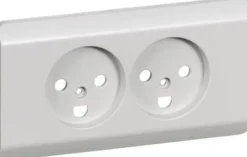 LK OPUS® 66, Afdækning til vandret dobbelt stikkontakt med jord og integreret ramme, 2 modul – Lauritz Knudsen
