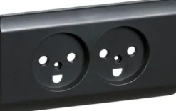 LK OPUS® 66, Afdækning til vandret dobbelt stikkontakt med jord og integreret ramme, 2 modul – Lauritz Knudsen