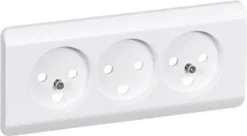 LK OPUS® 66, Afdækning til vandret tripel stikkontakt med jord og integreret ramme, 2½ modul – Lauritz Knudsen