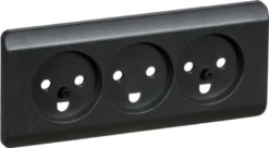 LK OPUS® 66, Afdækning til vandret tripel stikkontakt med jord og integreret ramme, 2½ modul – Lauritz Knudsen