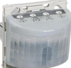LK OPUS® 66, PIR 230V/10A bevægelsessensor med 180° i 2 zoner à 90° dækningsvinkel, 230Vac / 50Hz, 1 modul, klar (sensor glas udgør alt afdækning) – Lauritz Knudsen