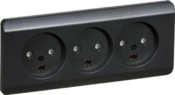 LK OPUS® 66, Tripel stikkontakt med jord og integreret ramme, 2½ modul – Lauritz Knudsen