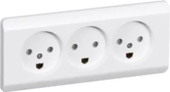 LK OPUS® 66, Tripel stikkontakt med jord og integreret ramme, 2½ modul – Lauritz Knudsen