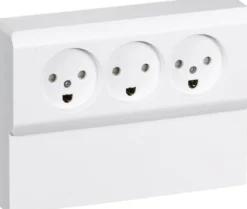 LK OPUS® 66, Tripel stikkontakt med jord og indbygget i panelunderlag, 2½ modul – Lauritz Knudsen