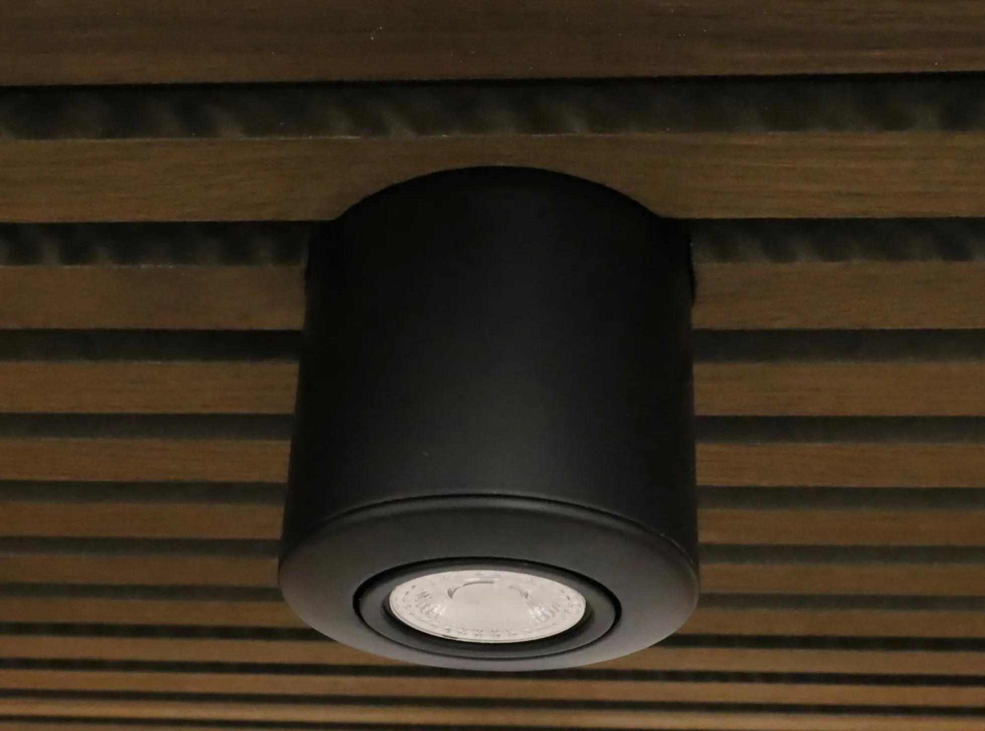 Nordtronic Surf Install påbygningsspot, GU10 (230V), rund, børstet alu, inkl. Philips Hue White, 4,2W, 400lm, 2700K, 46°