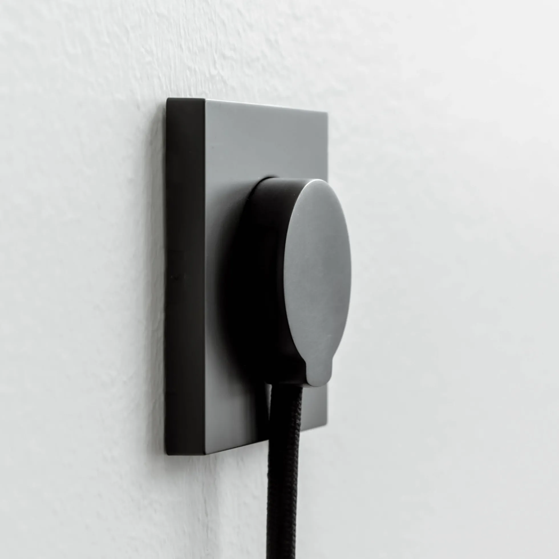 NORM flad design stikprop, schuko, m. jord, vinkel, rund, mat overflade