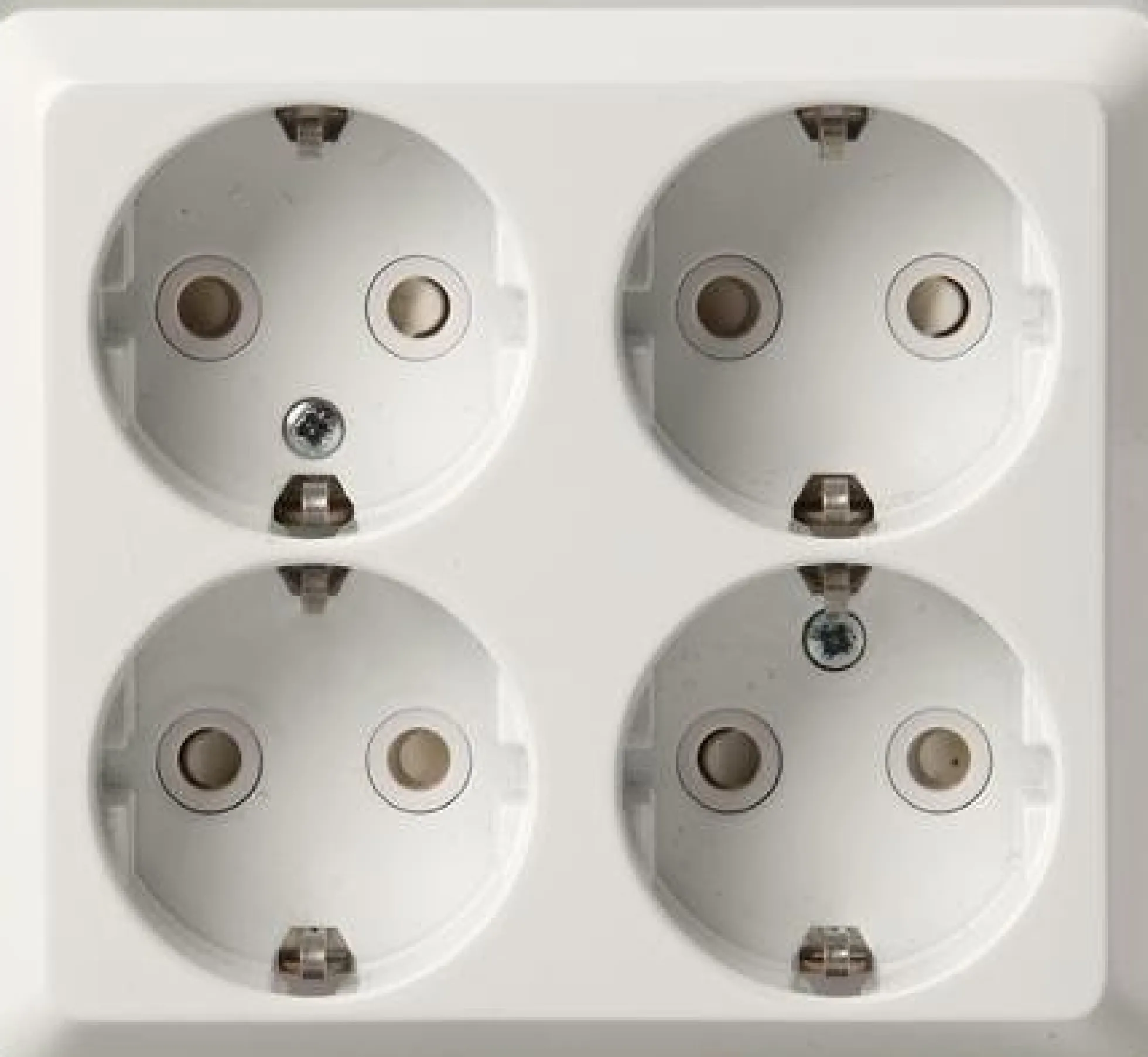 Schuko stikkontakt m. jord 4-dobbelt, inkl. underlag - ABB Jussi