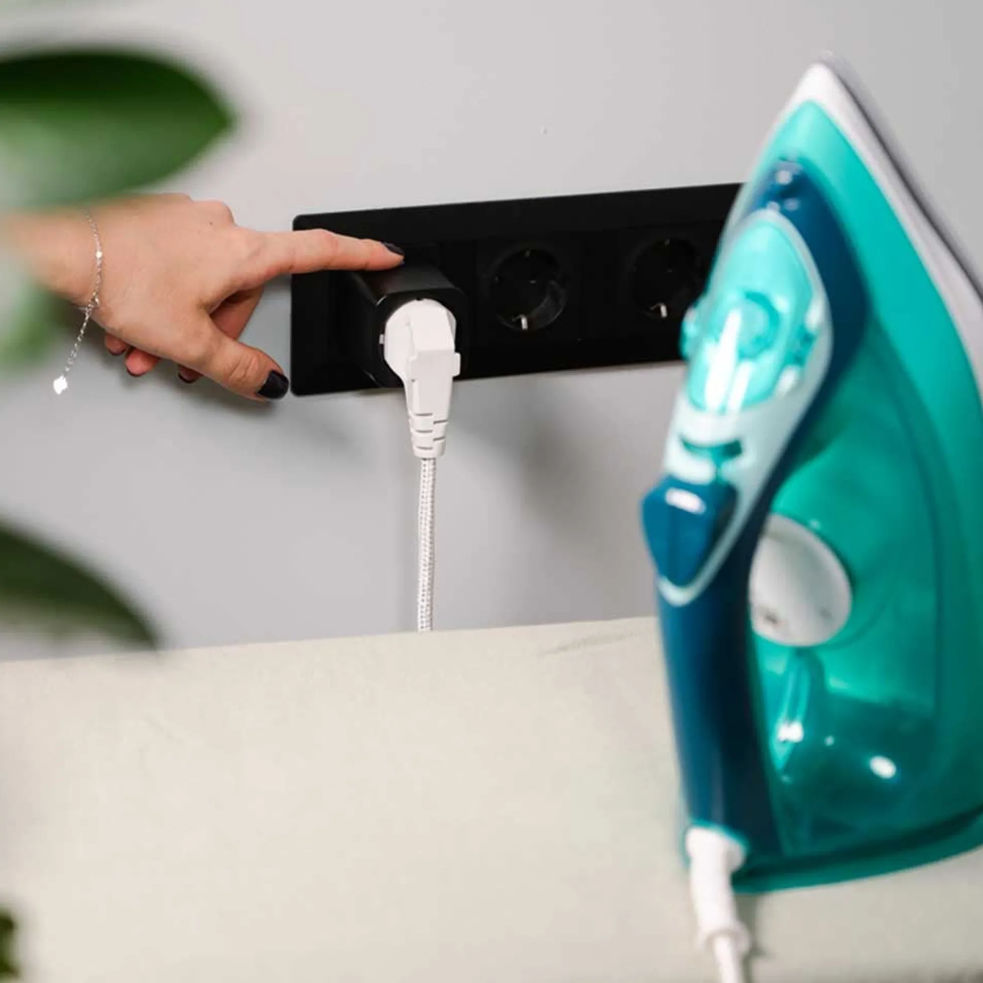 Shelly Plug M Gen3 Smart Plug med energimåler, Matter (WiFi), sort (2-pak)