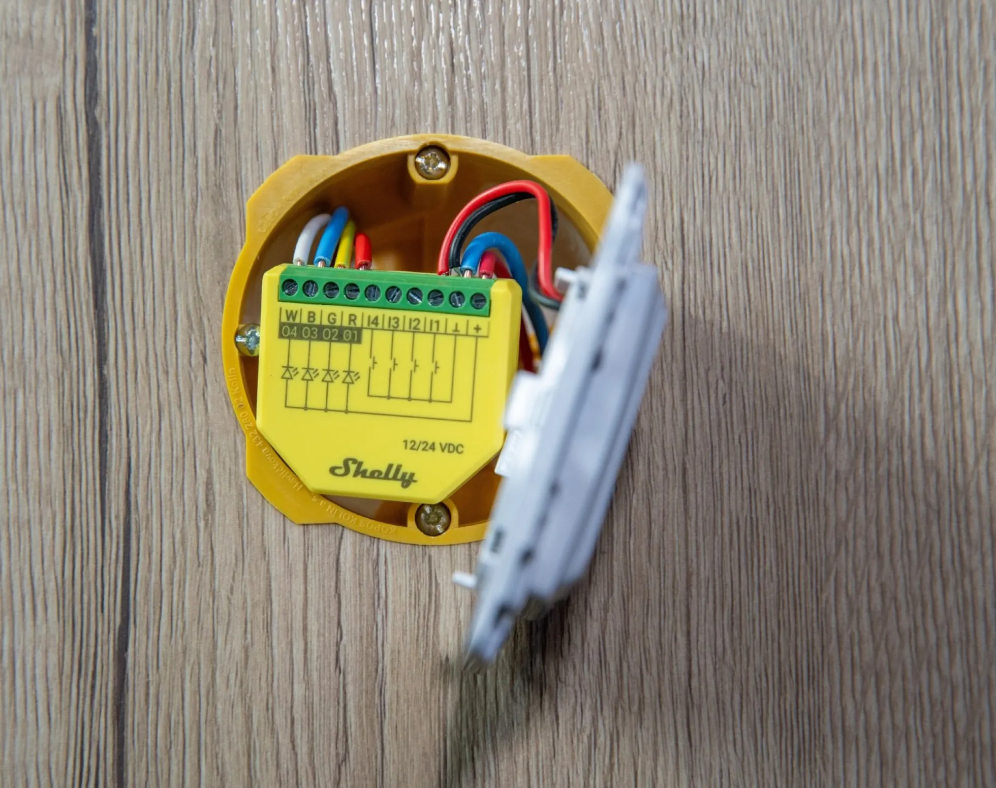 Shelly Plus RGBW PM, Wifi, 12/24V styring til led bånd med effektmåling