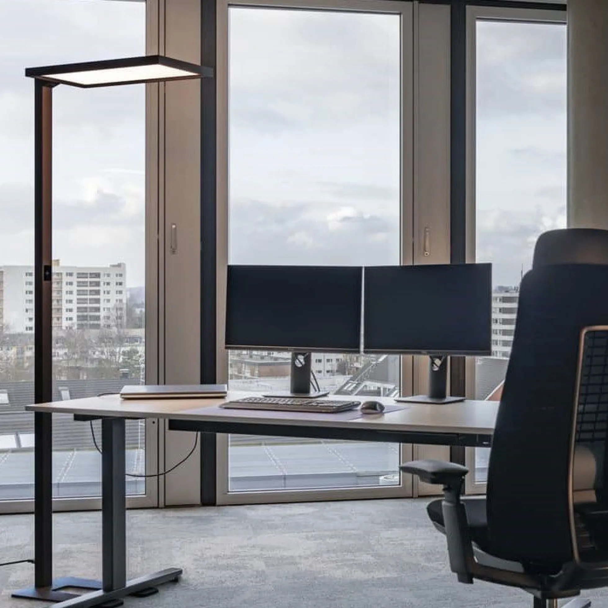 SLV WORKLIGHT, blændfri gulvlampe til kontor (UGR<19)