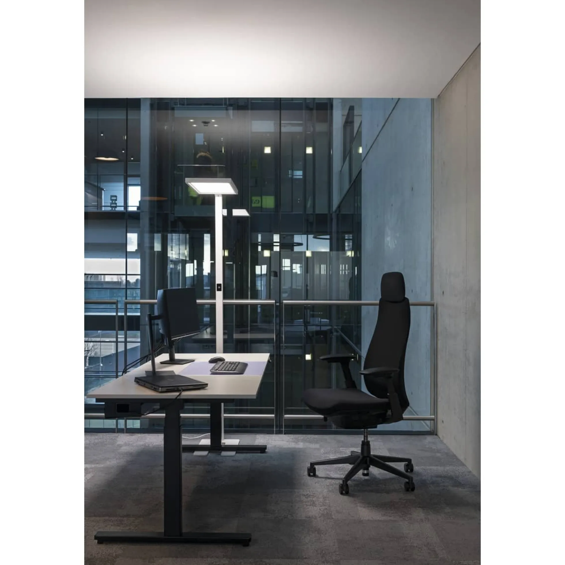 SLV WORKLIGHT, blændfri gulvlampe til kontor (UGR<19)