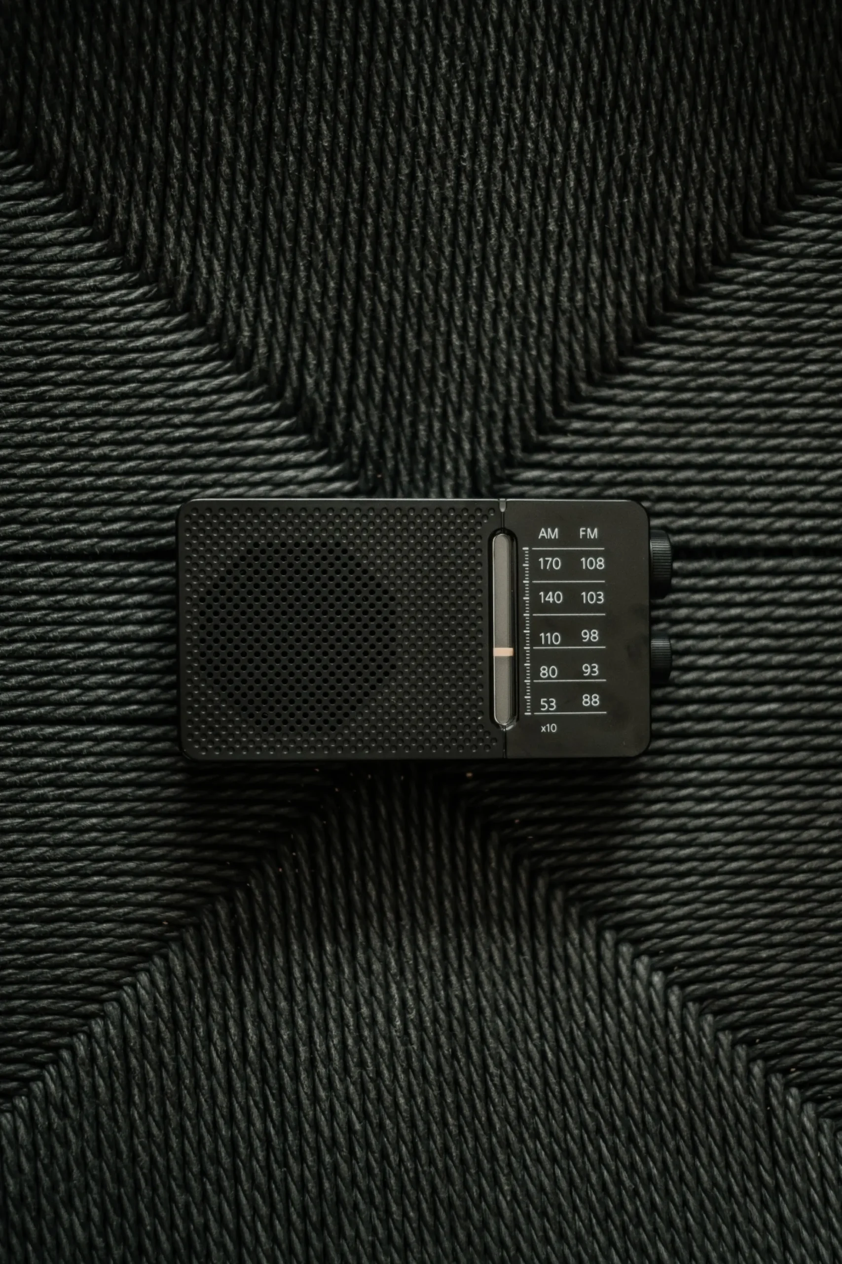 SR-36, sort, AM/FM analog lommeradio, med indbygget højttaler