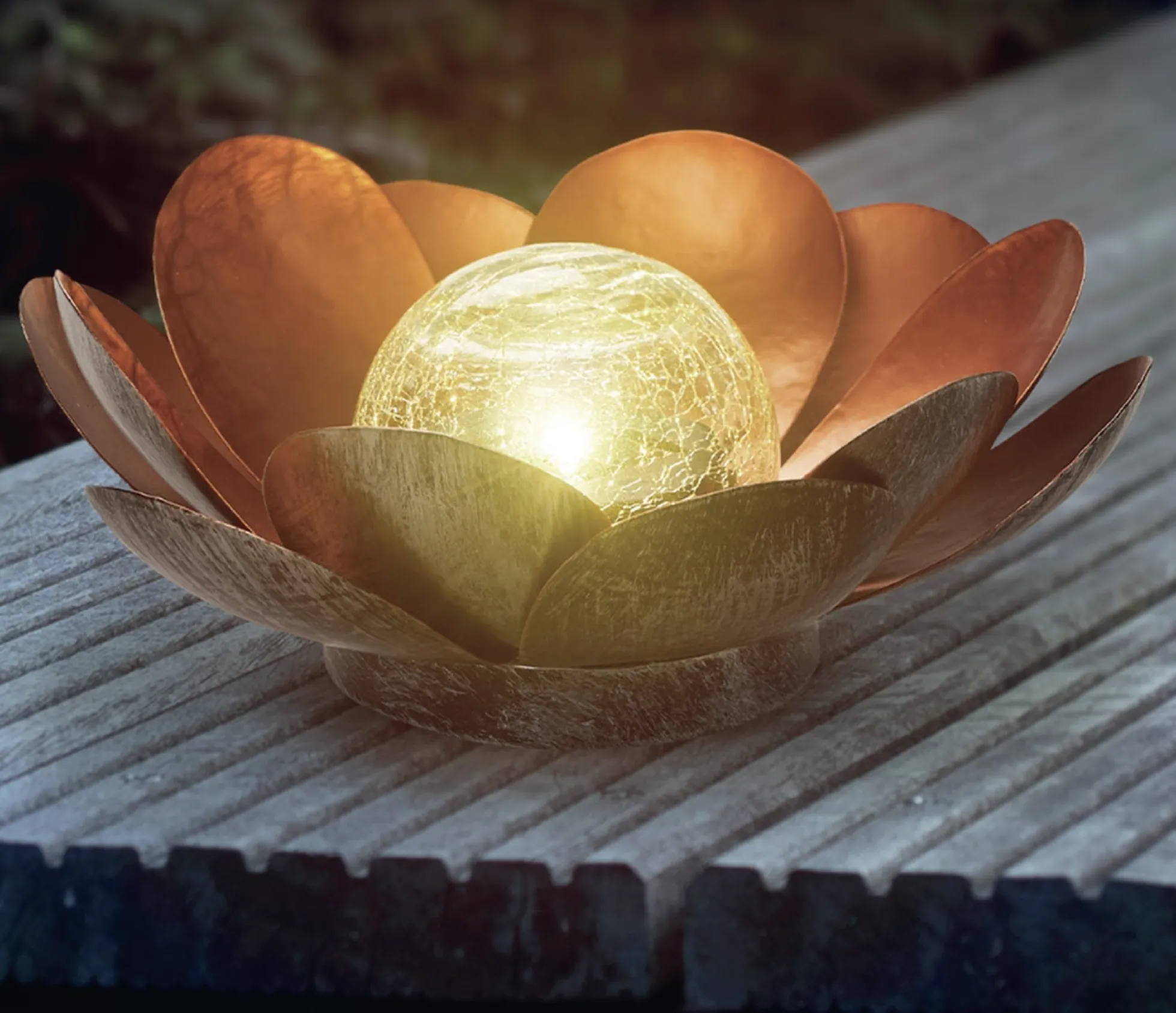 Veli solcelle lotus blomst, i metal, med Ø7cm glaskugle, guld