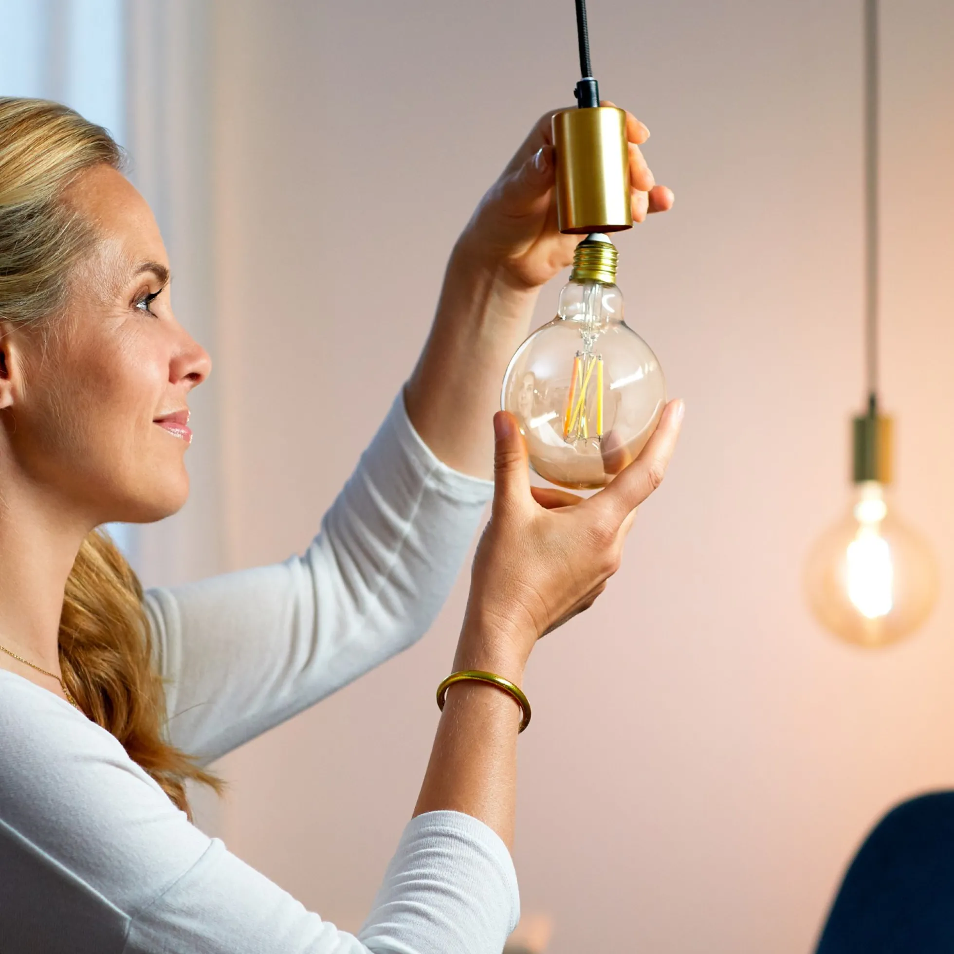 WiZ E27 LED-pære, G95 amber, 640lm, Tunable White, 7W, WiFi/Matter