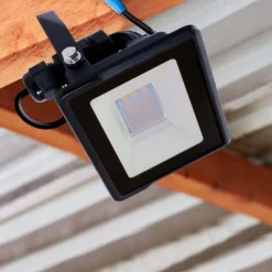 10W LED projektør, Samsung LED chip, varm kulør, sort hus - 735 lumen