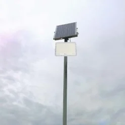 240W LED Solar projektør med 4000K lysfarve, 20000 mAh batteri, 3 meter kabel, smart IR fjernbetjening og hurtig opladning - hvid