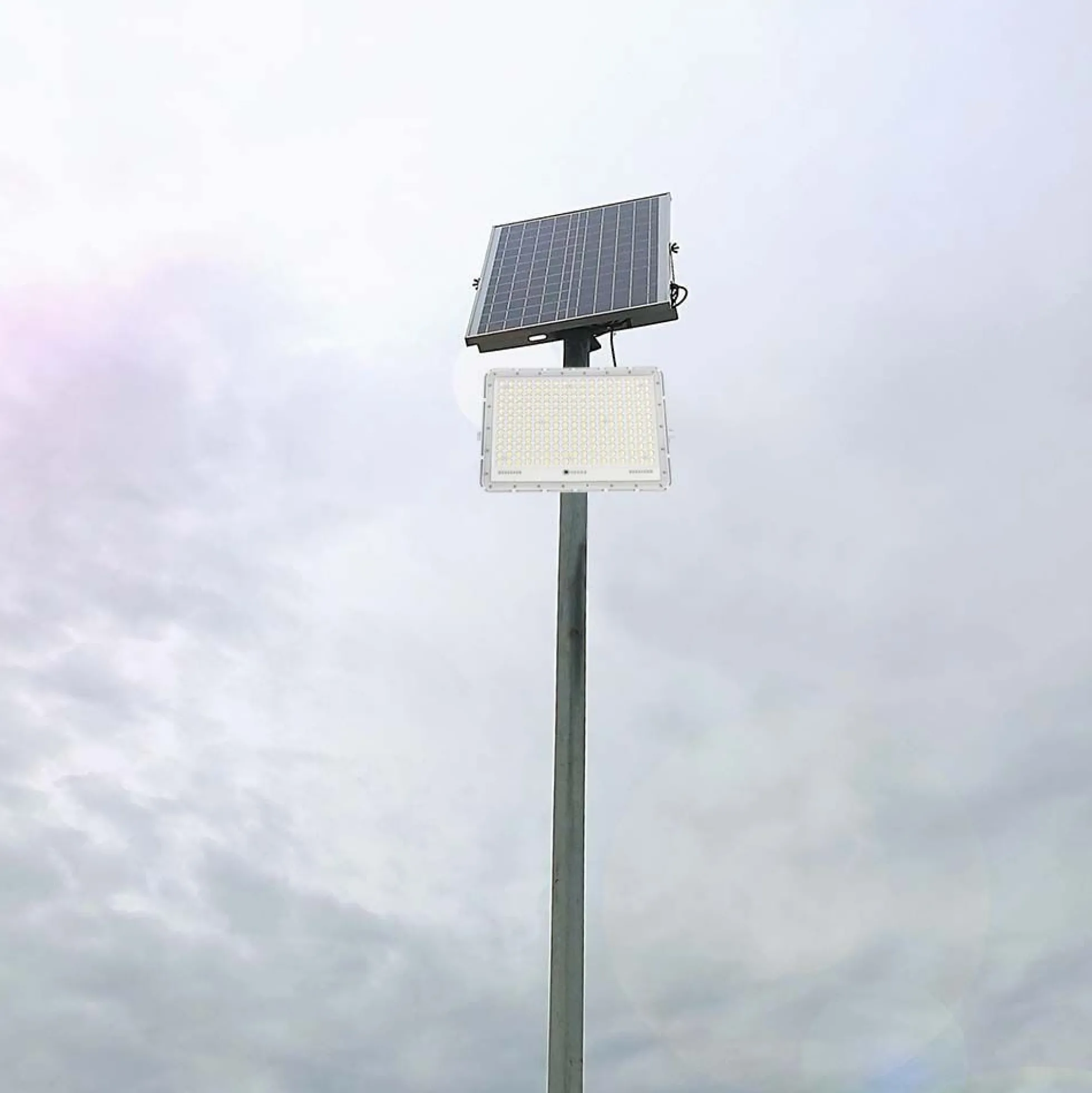 240W LED Solar projektør med 4000K lysfarve, 20000 mAh batteri, 3 meter kabel, smart IR fjernbetjening og hurtig opladning - hvid