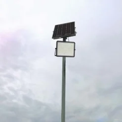 20W solcelle projektør, med sensor og fjernbetjening, 1800 lumen, IP65, 6400K, sort kabinet