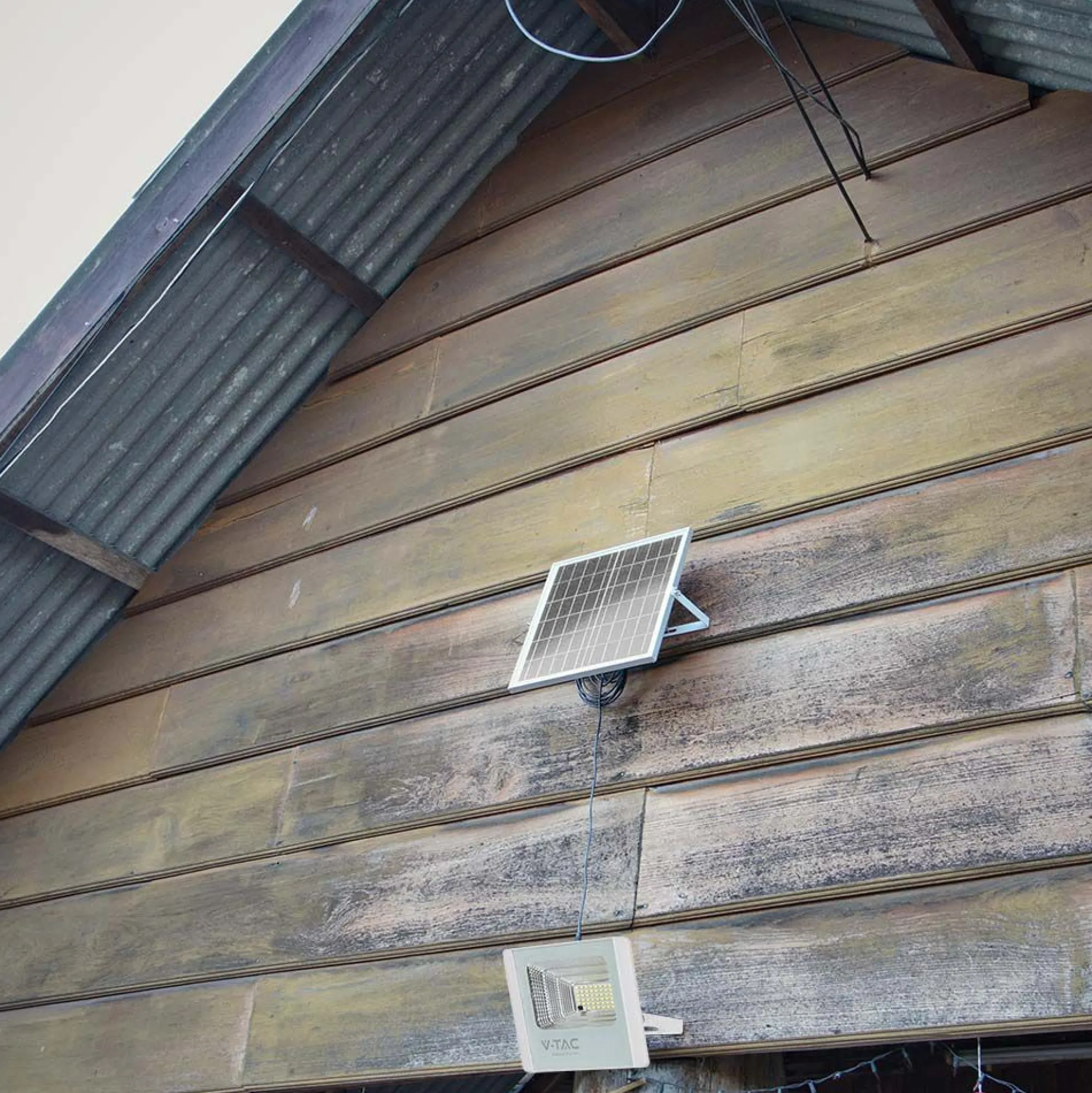 35W solpanel med LED projektør, 4000K, hvidt hus